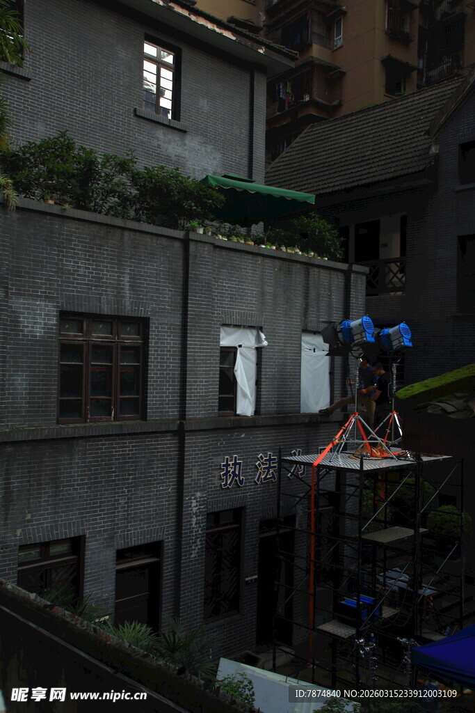 老旧居民楼间的生活场景