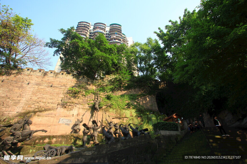 古老城墙旁的繁茂绿植