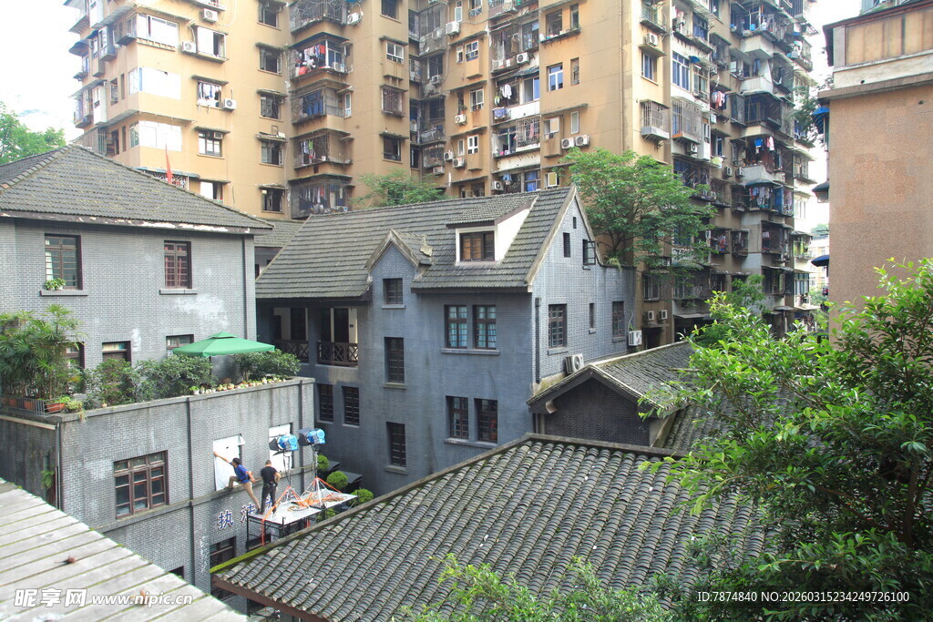 老旧民居与现代高楼相映