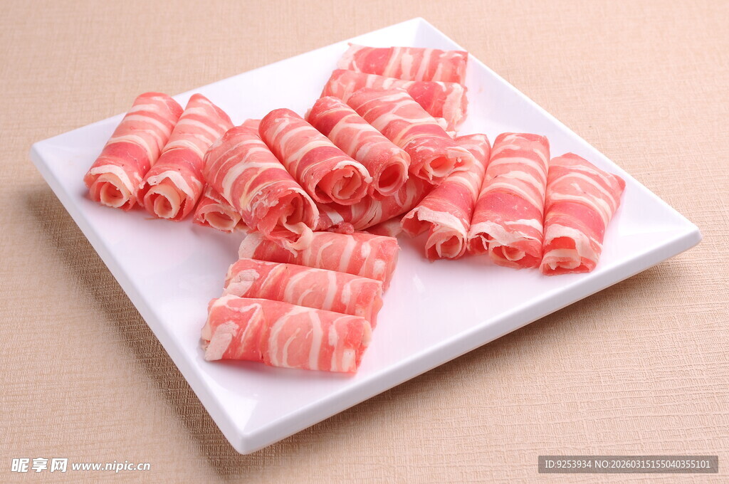 新鲜羊肉卷摆盘展示