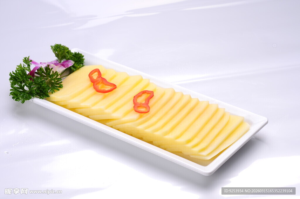 精致摆盘的美味土豆片