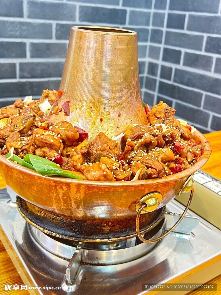 铜锅美味牛蛙盛宴