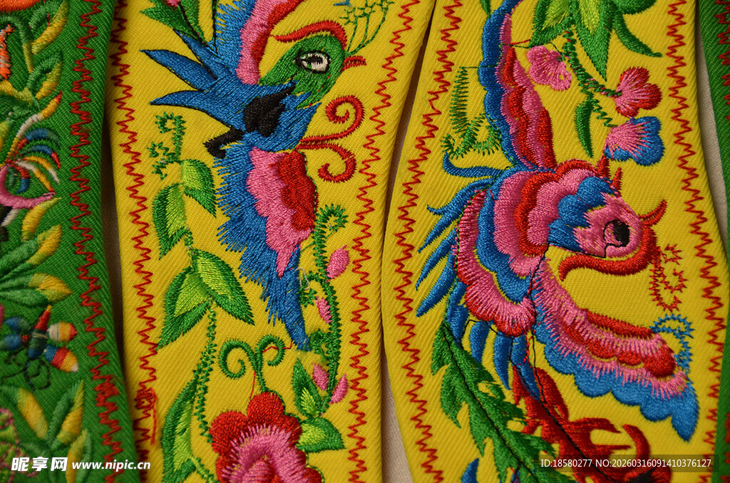 多彩刺绣图案精美别致