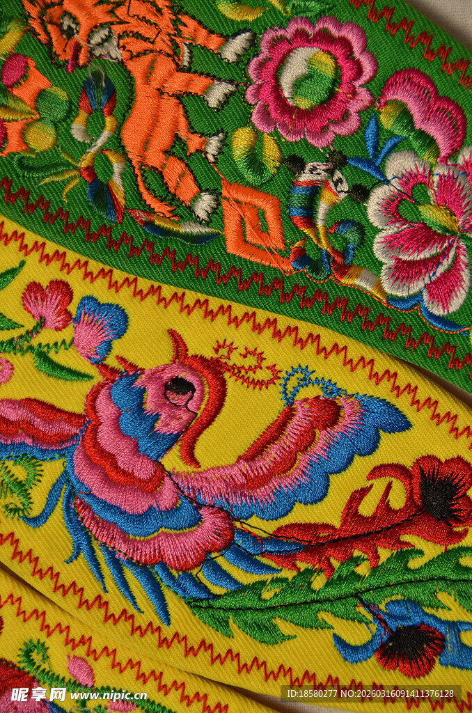 传统刺绣图案色彩绚丽