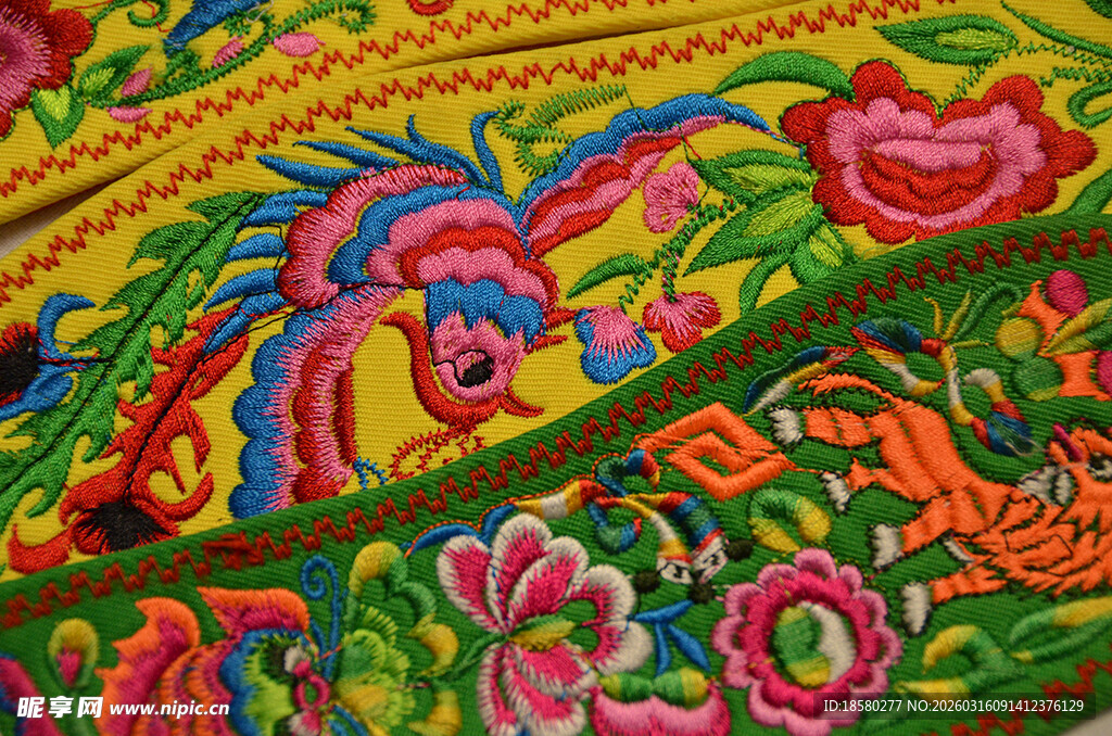 多彩刺绣花鸟图案