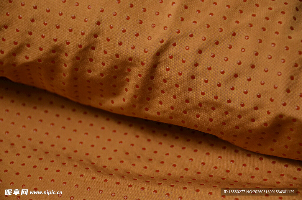 棕色透气孔洞布料特写