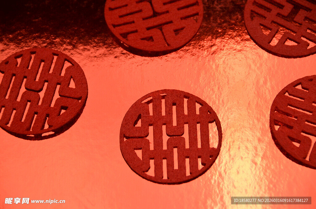 中式红底吉祥纹圆形物件