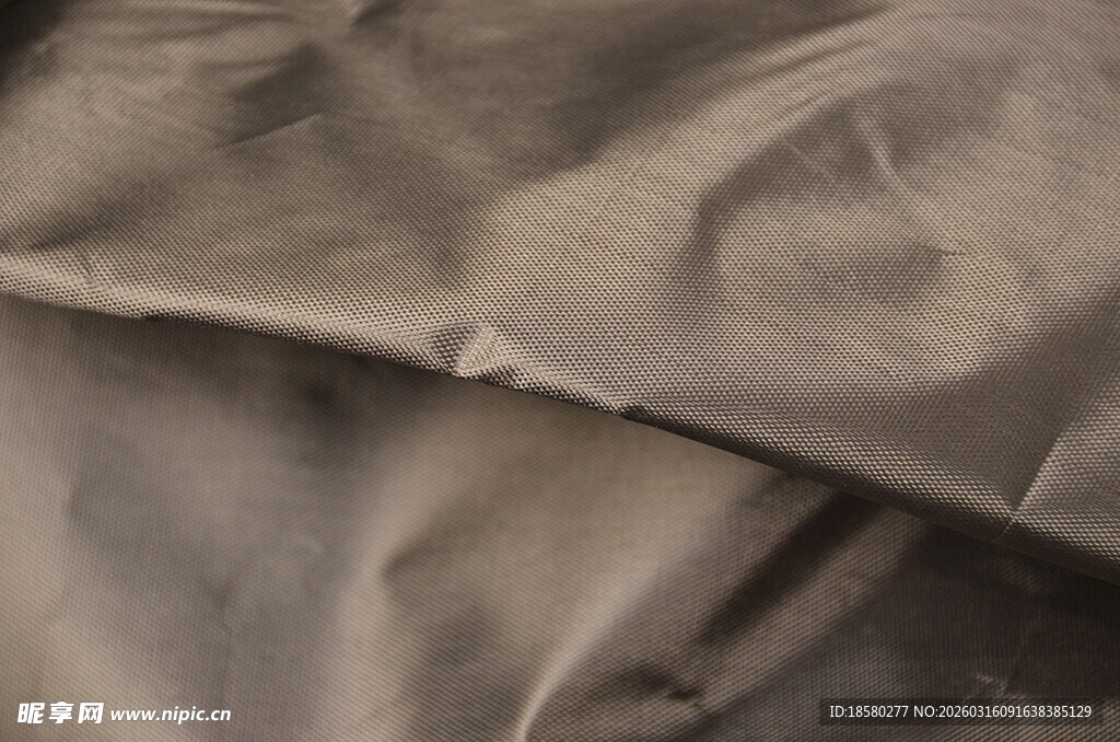 深灰色褶皱布料特写