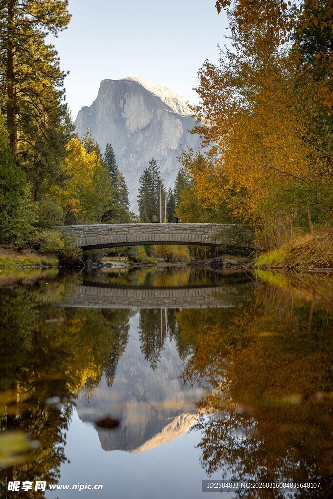 秋日山水间的静谧石桥