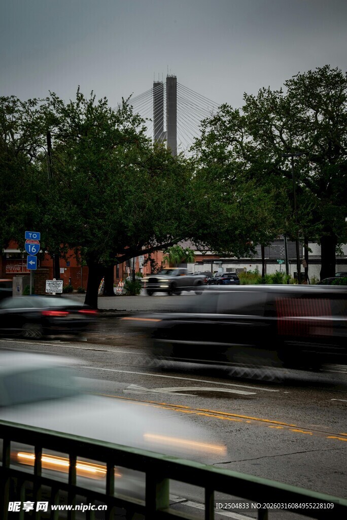 城市雨天街道车流景象