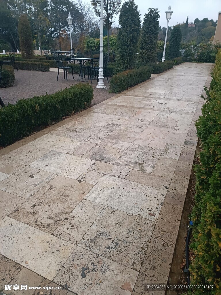 整洁宽阔的户外石板步道