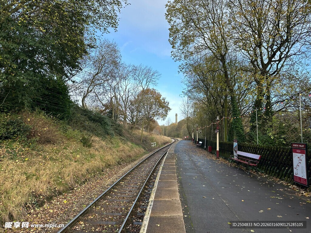 郊外铁轨旁的宁静道路