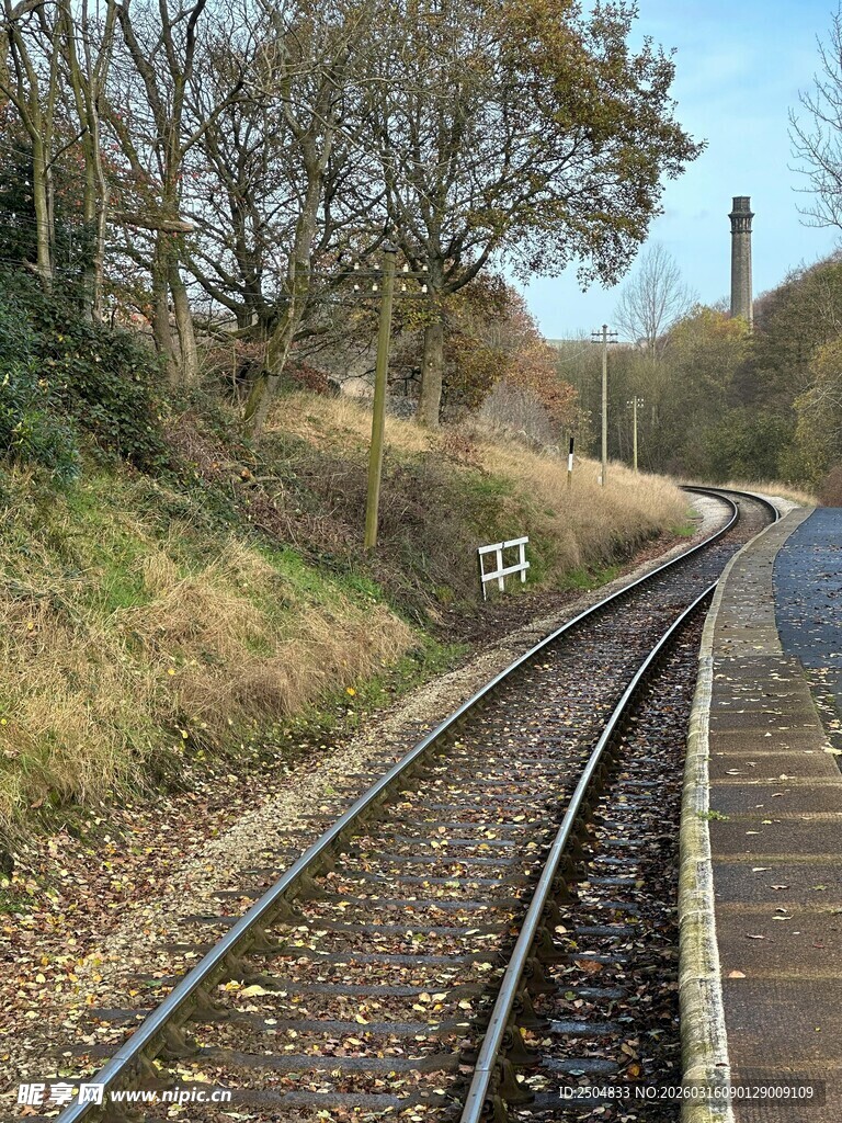 郊外延伸的铁轨