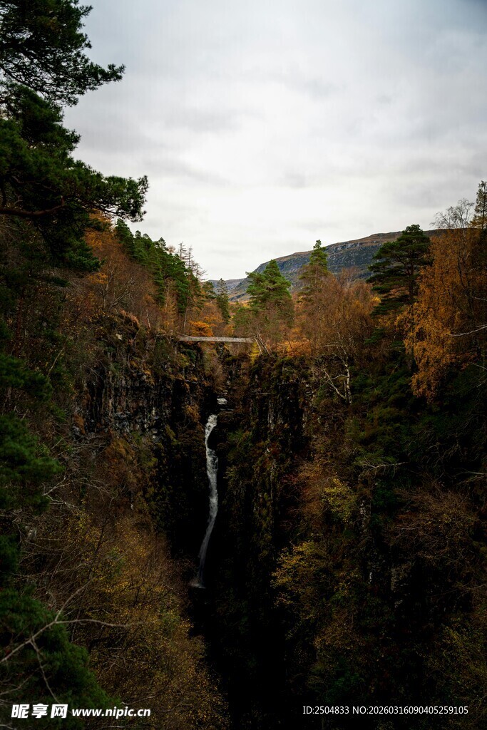 秋日山间瀑布与桥梁景观