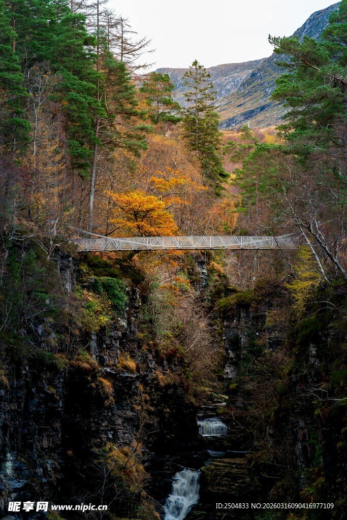 山间溪流上的古朴吊桥