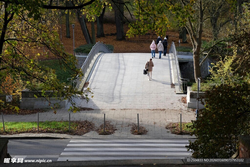 校园台阶上行走的学生