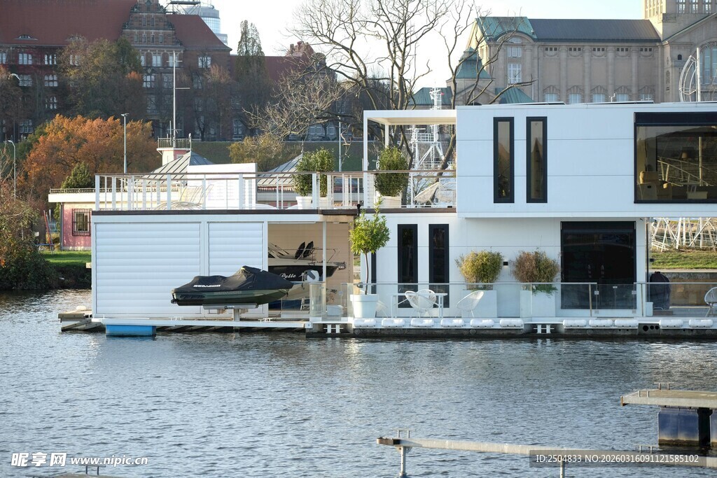 水上现代风格白色住宅