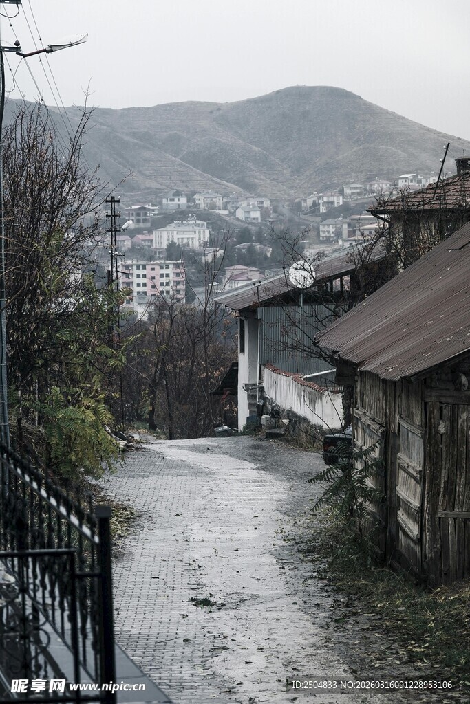 山间村落的静谧小道