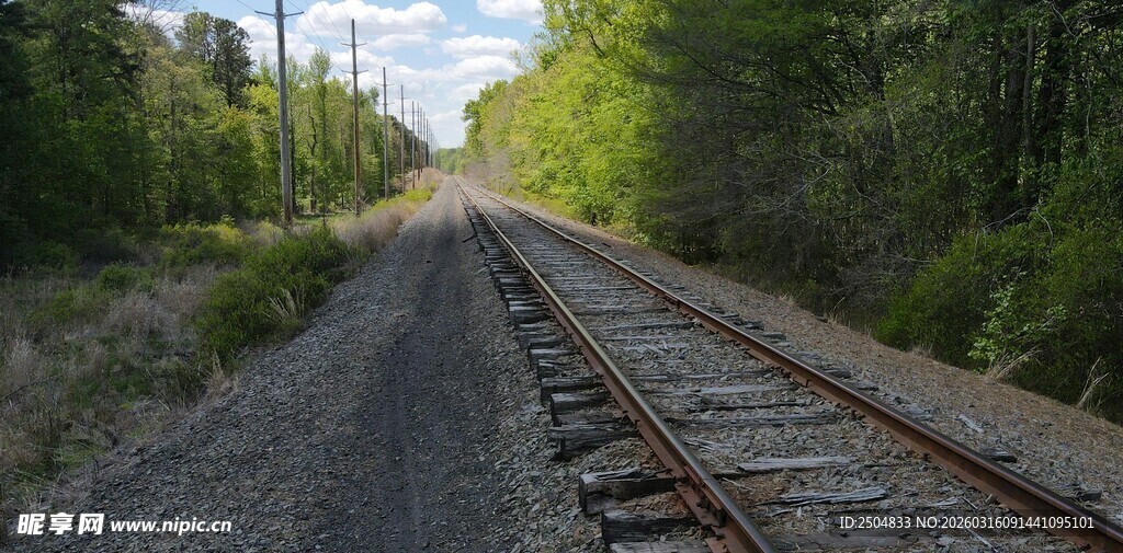 延伸向远方的铁路轨道