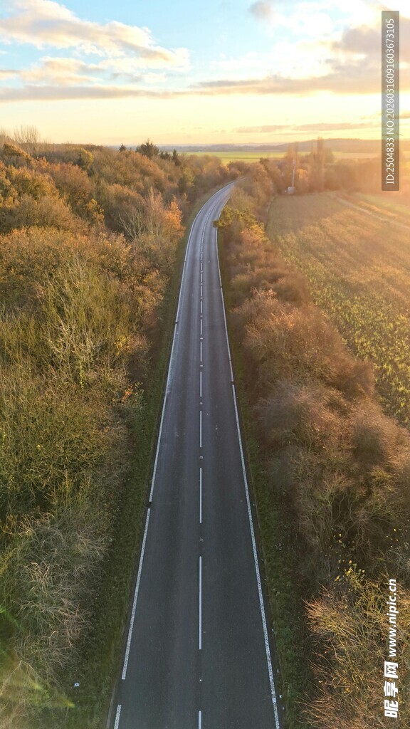 夕阳下的旷野公路