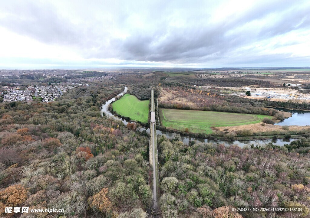 高空俯瞰自然与建筑景观