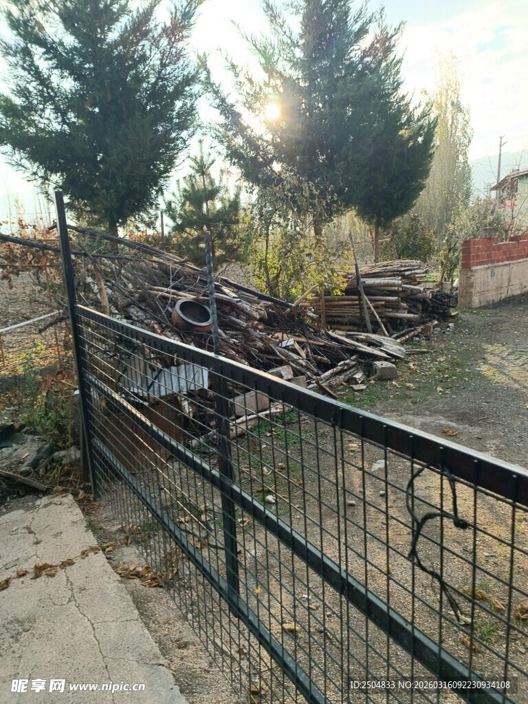 废弃场地中的破旧物件