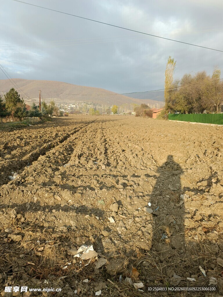 田野中的人影与耕耘痕迹