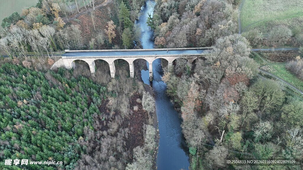 空中俯瞰山谷中的古老桥梁