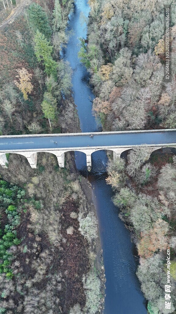 俯瞰河流上的桥梁景观