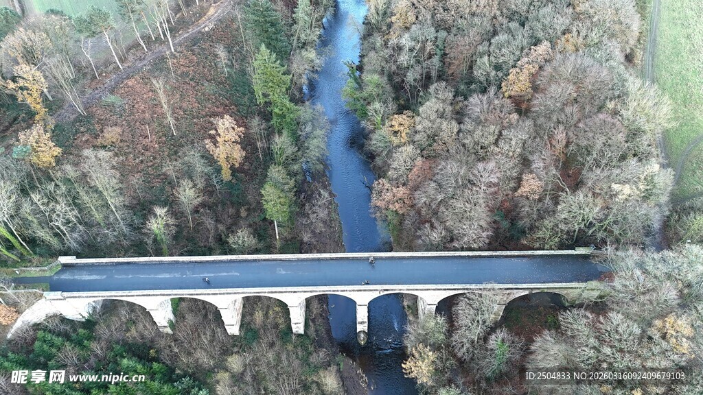 高空俯瞰下的壮美桥梁