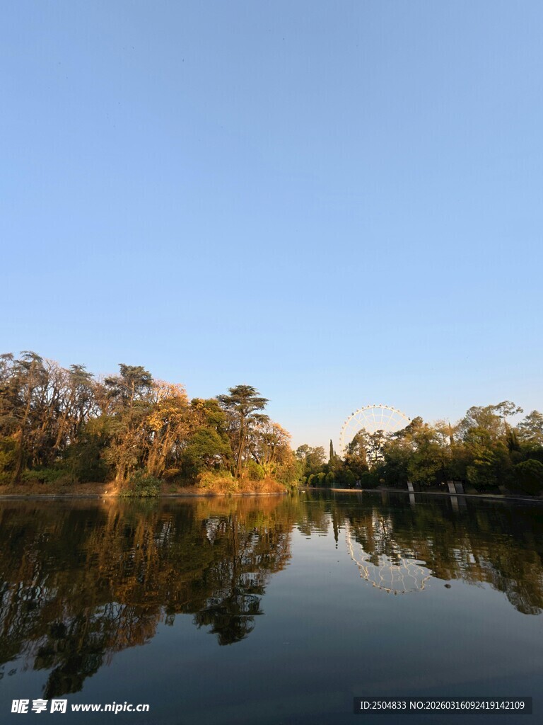 秋日湖畔美景