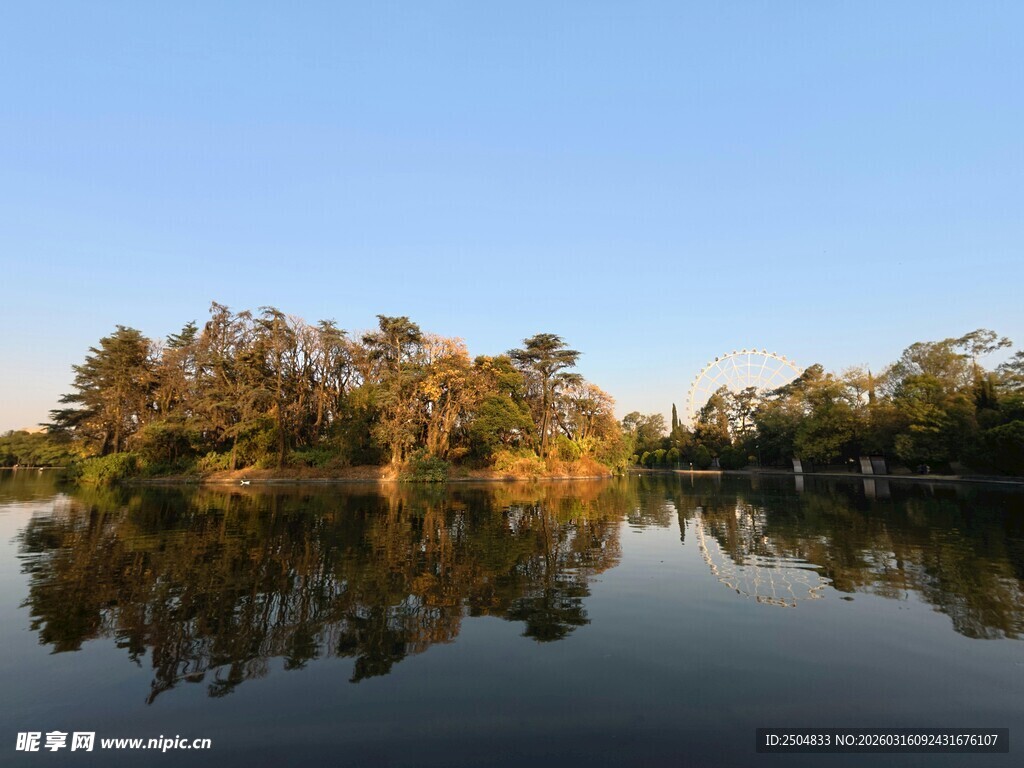 湖畔秋景 树木倒映碧水间