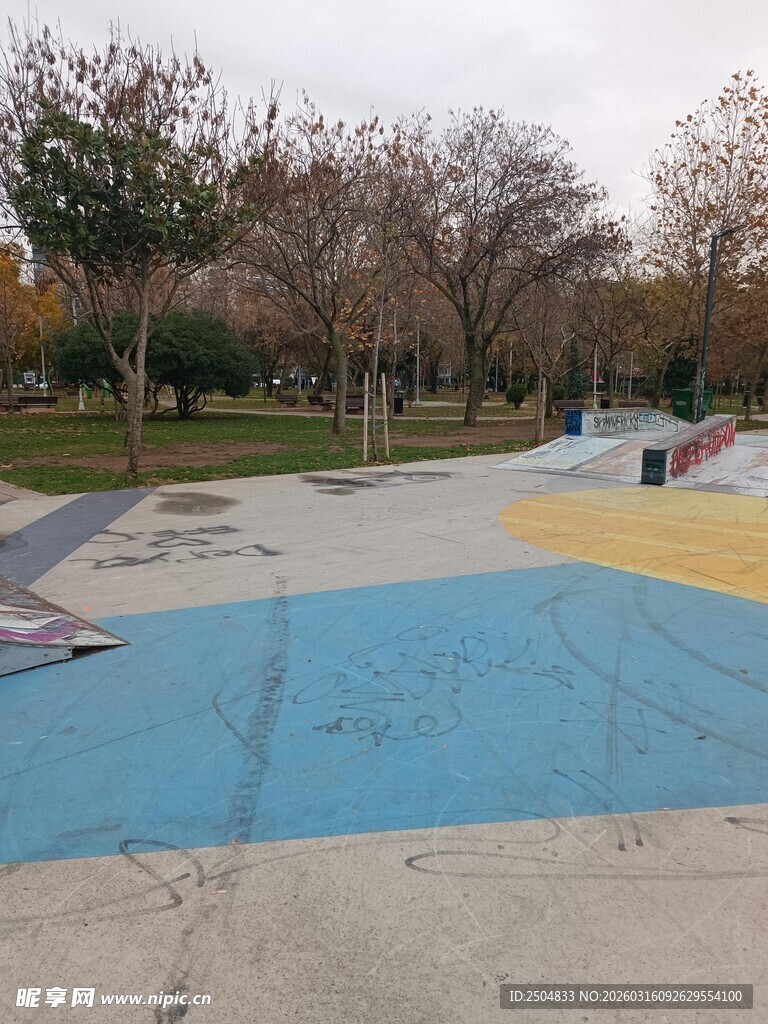户外彩色滑板运动场地