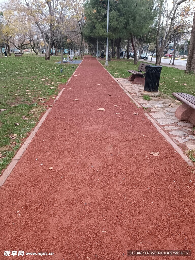 公园红色步道风景