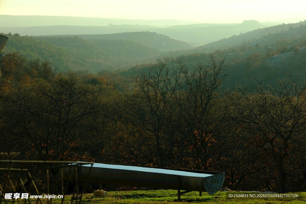 山间晨光中的灌溉设备