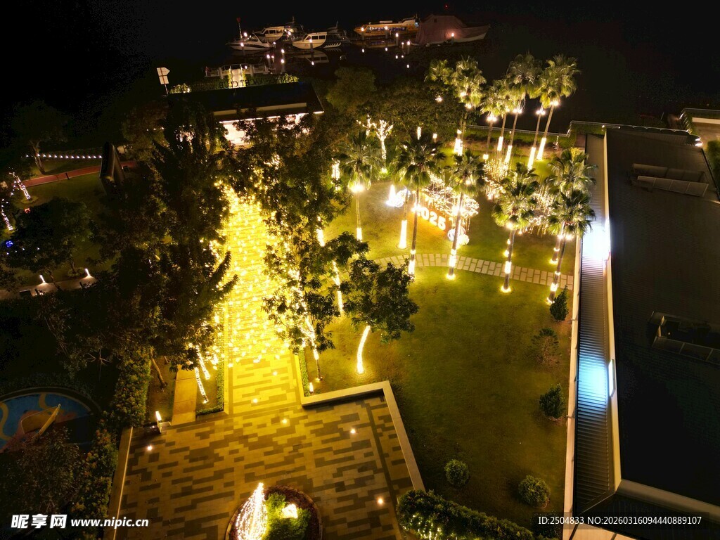 夜晚庭院璀璨灯光景观