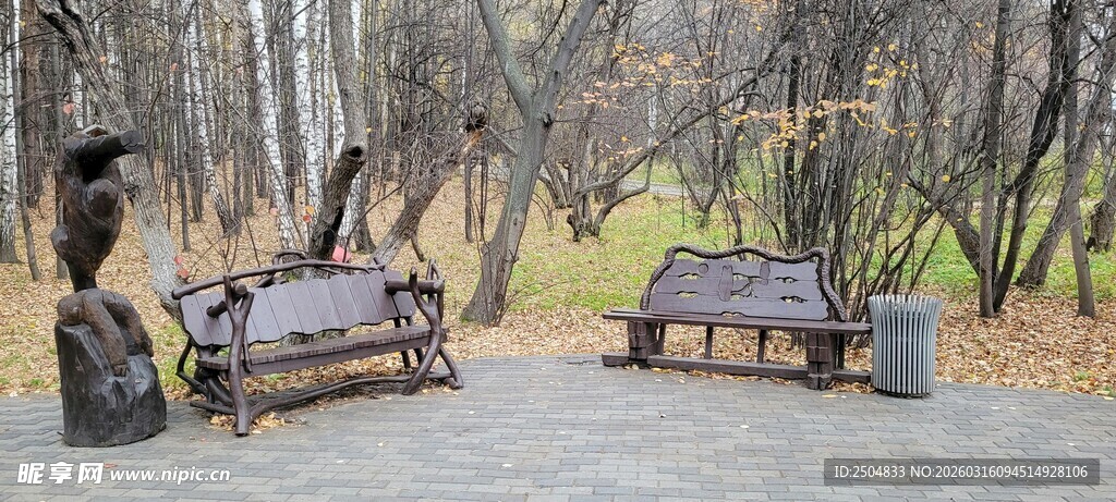 林间长椅静候休憩之人