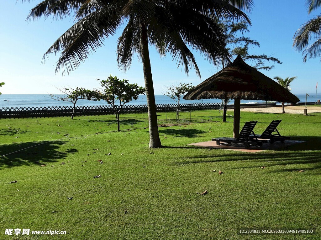 海滨草地休闲遮阳伞场景