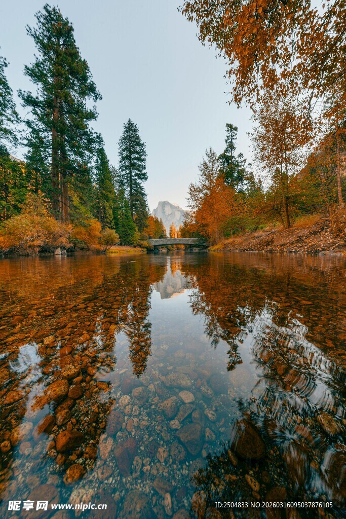 秋日湖畔美景
