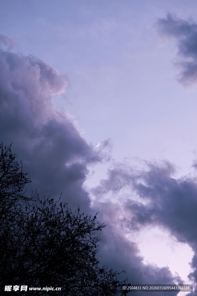 黄昏时分的绚烂云层