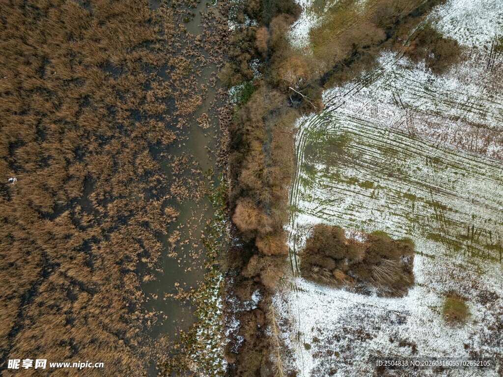 地面水渍与斑驳痕迹