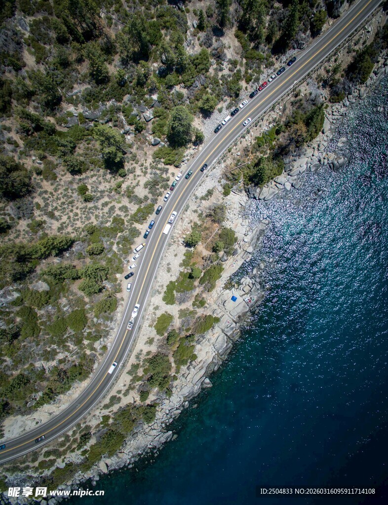 俯瞰沿海蜿蜒公路美景