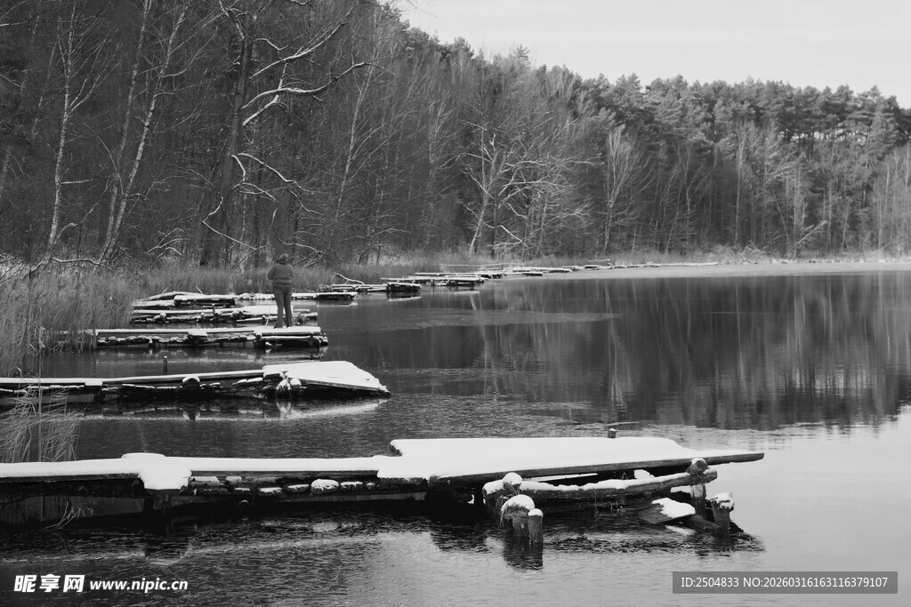 宁静湖畔的木质停靠平台
