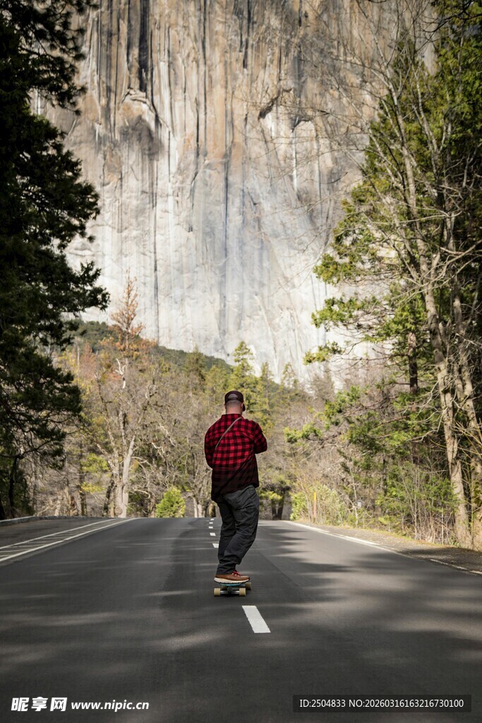 徒步者穿行于山林公路间