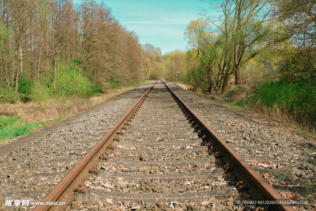延伸向远方的铁轨