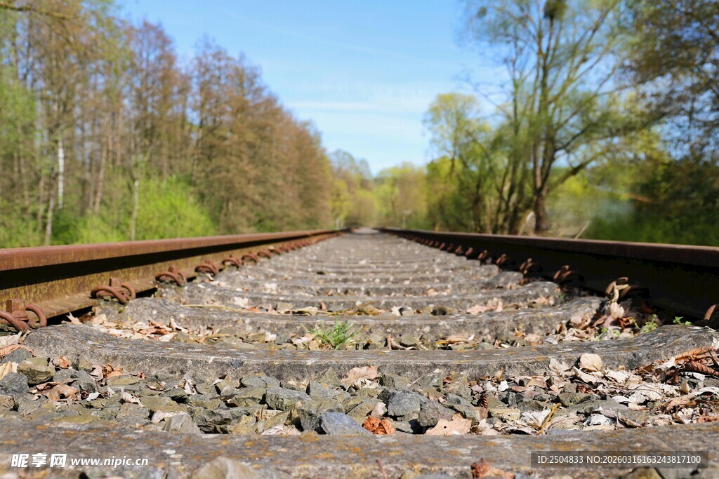 延伸向远方的铁轨
