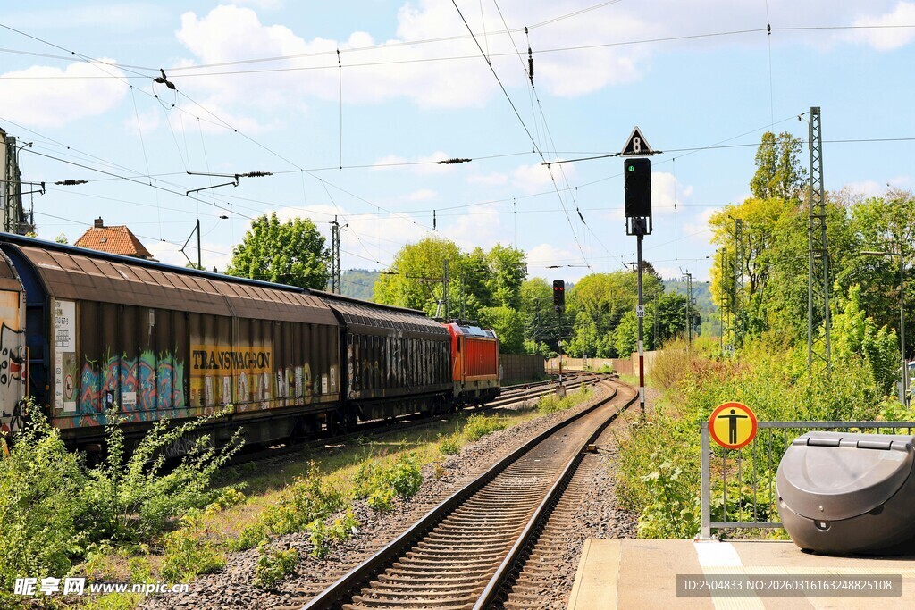 铁轨旁的列车与周边景致