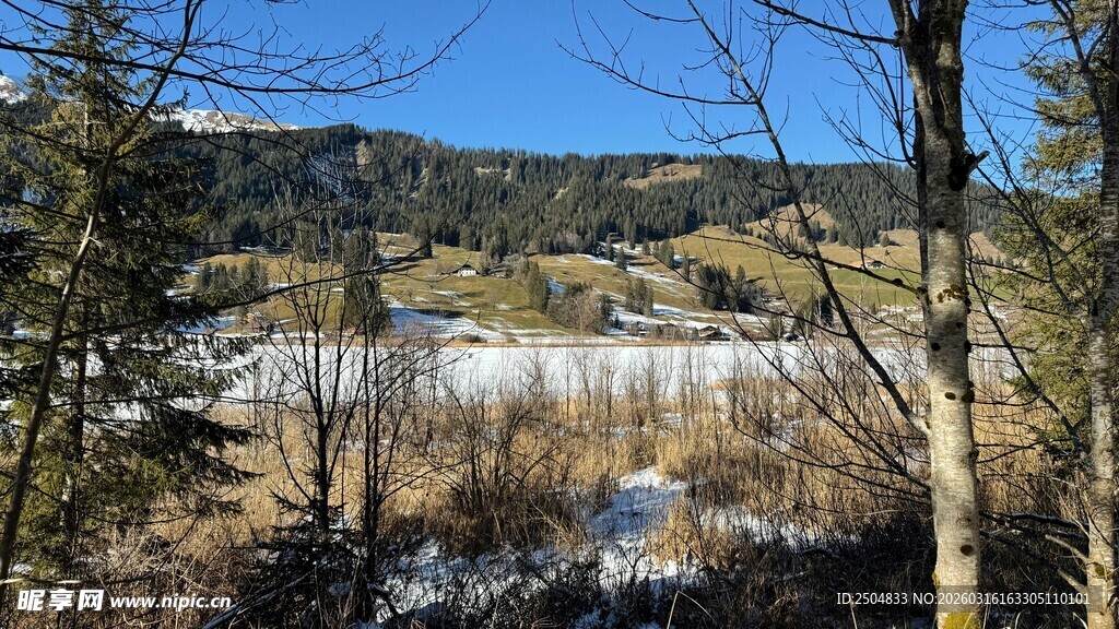 冬日山林间的静谧湖泊