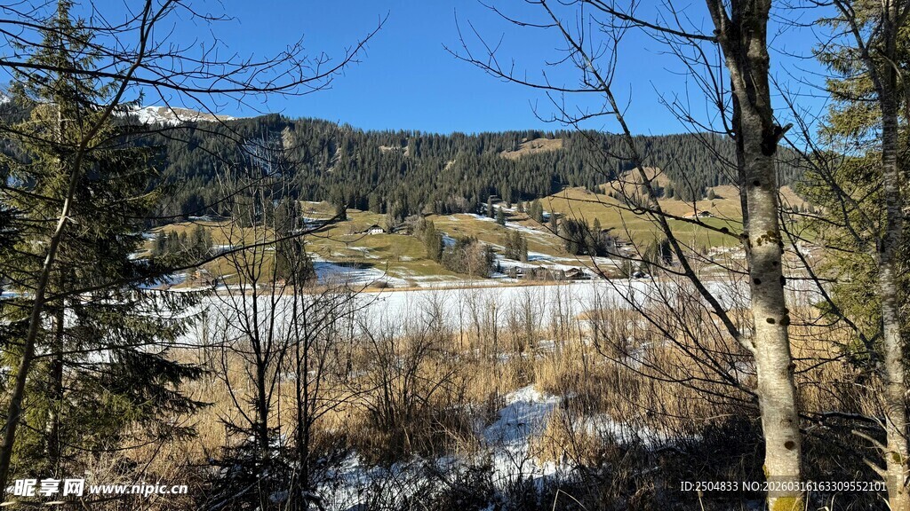 山林间的静谧湖泊