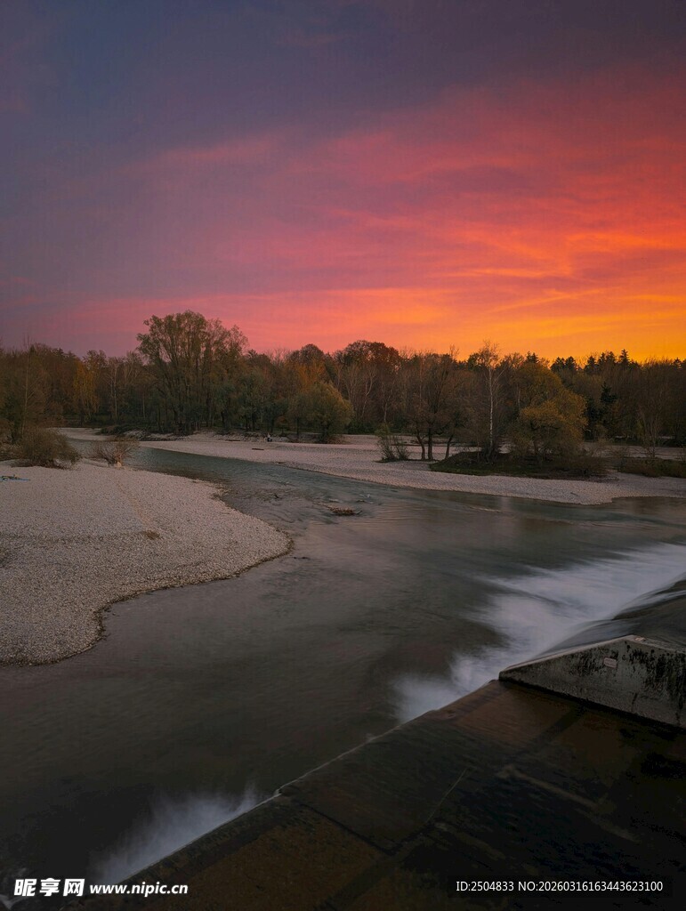河畔绚丽落日美景